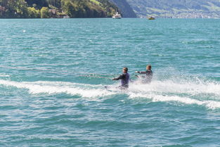 爱游戏体育app-“快艇冲浪：东三叉湖赛场极速角逐，掀起水上运动的新浪潮”