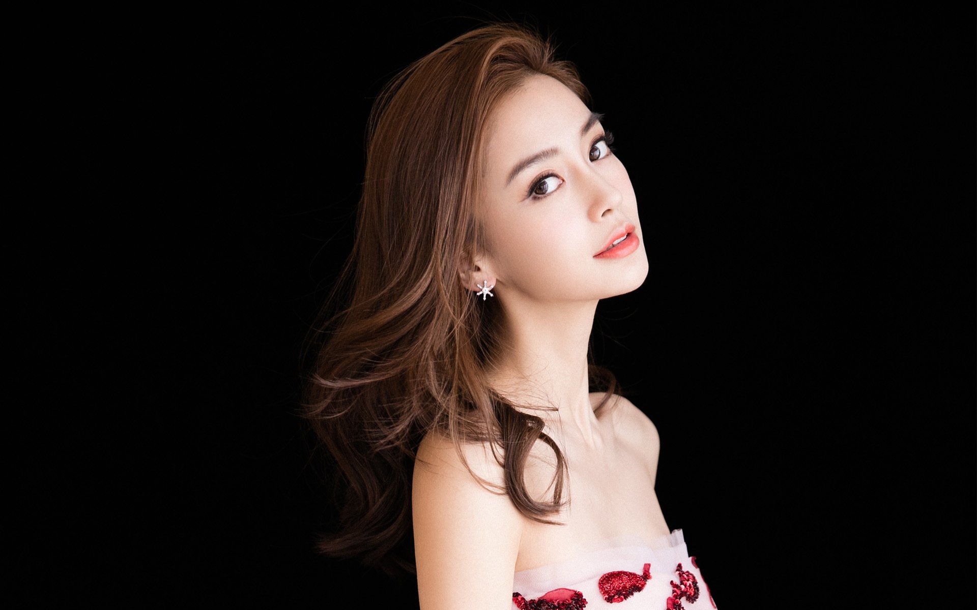 爱游戏下载-火箭年轻内线表现惊人引赞誉,最年轻的火箭总设计师